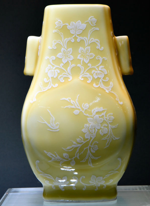瓷黄釉堆花贯耳瓶
