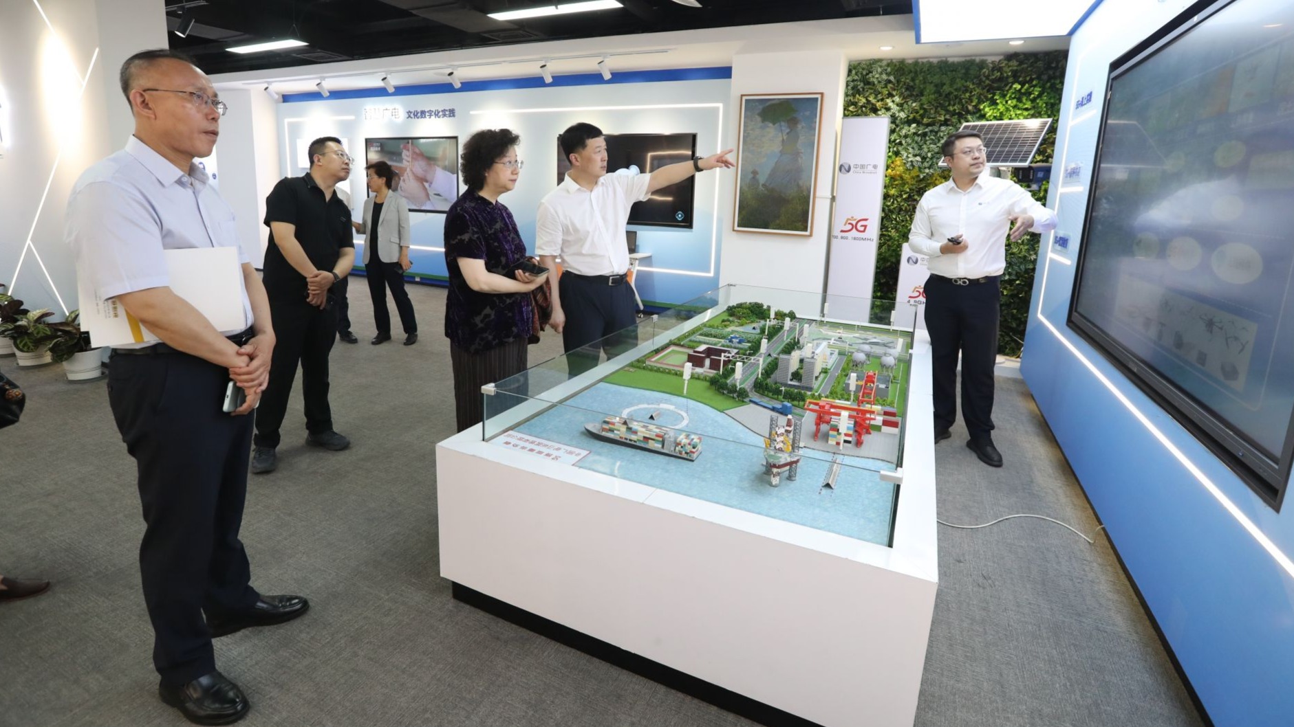 電影頻道節(jié)目中心到公司參觀交流