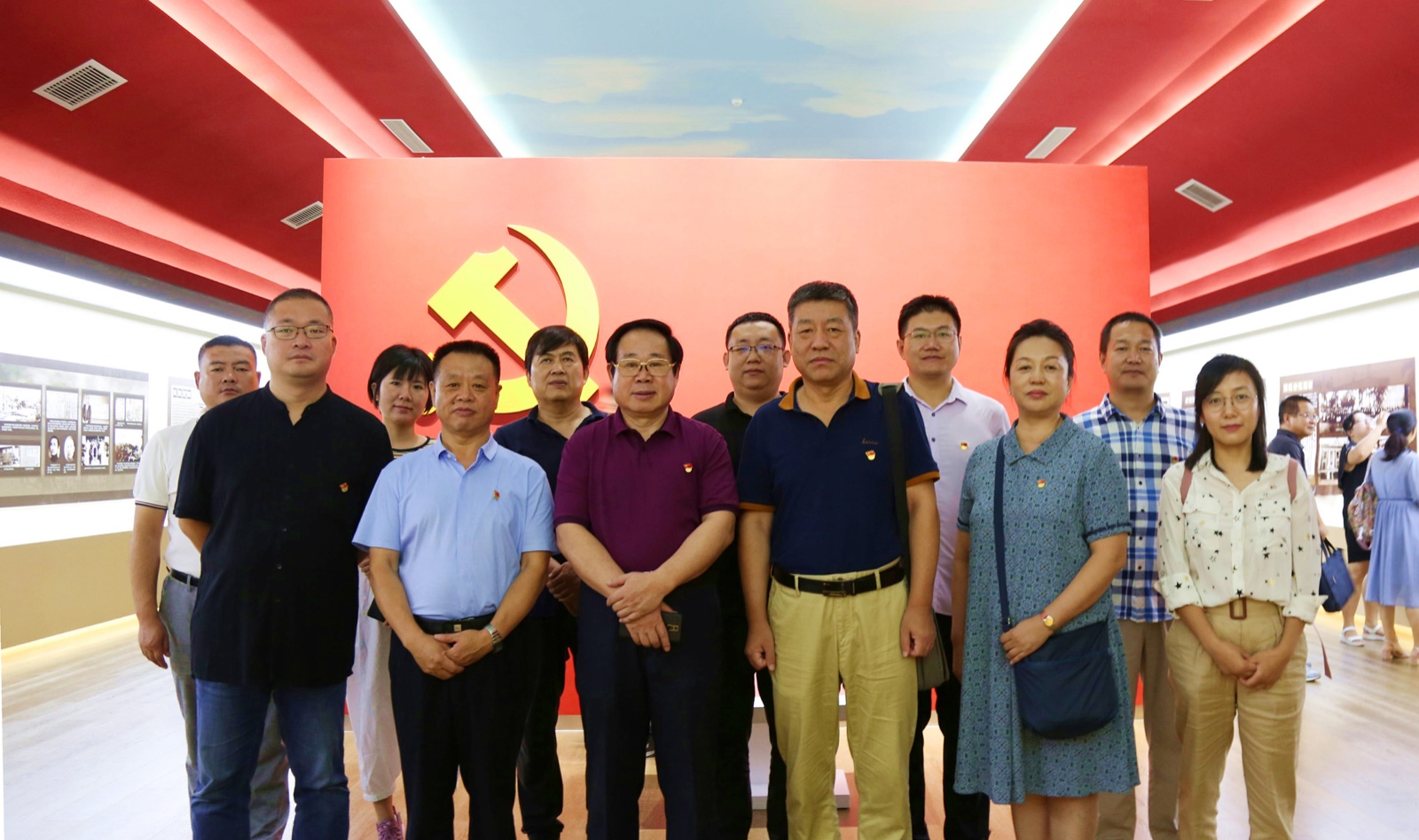山东画院党支部组织全体党员到山东省党史陈列馆开展“学习党史、新中国史”专题教育