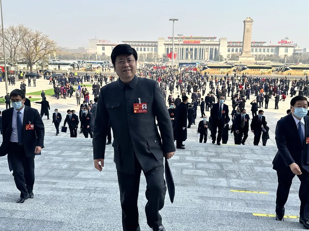 两会聚焦丨满怀信心赴盛会 履职尽责献良策——山东画院院长孔维克赴京参加全国两会