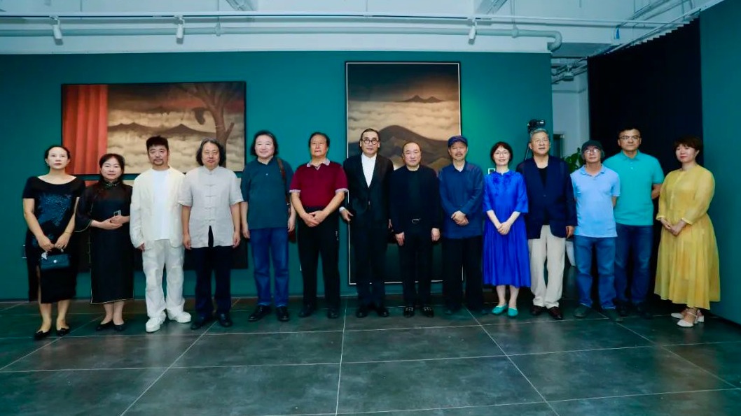 “灿若星河——画院（青年艺术家）优秀创作成果展览”首展“自生长——黄红涛个人艺术展”在《中国美术报》艺术中心举办