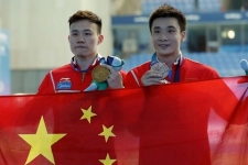 最后一跳惊险逆转 中国跳水队揽男子3米板冠亚