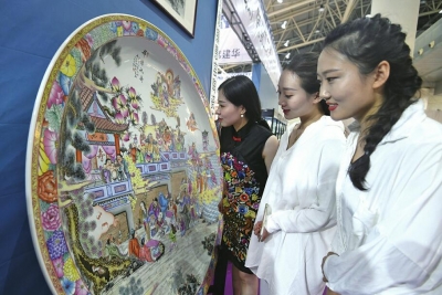 看画展、淘宝贝“一站搞定” 绿地泉·第七届济南艺博会今天开幕