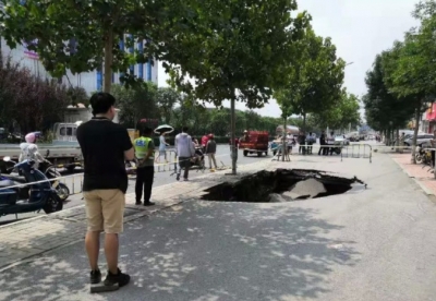 济南小清河北路塌陷大坑 交通恢复时间暂不确定