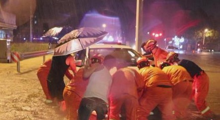 台风“利奇马”横扫山东 致3人被洪水冲走正在搜救