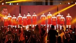 中国男篮公布世界杯战袍 采用回收塑料瓶制成