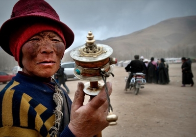 玉树赛马场一位手摇转经的藏民