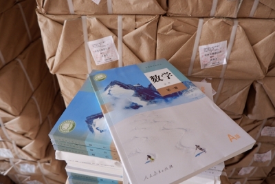 新教材来了！山东各地中小学实现“课前到书” 揭秘：新编教材有啥变化？