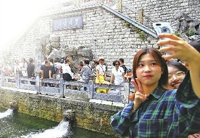 没想到这么有特色！外地游客在济南老街巷流连忘返