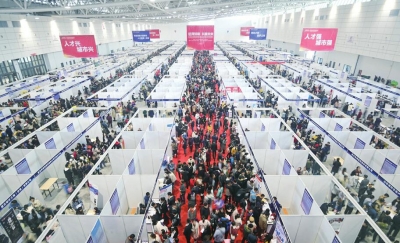 济南近10年最大规模招聘会举行 6.5万人到场求职，达成就业意向2.2万人次