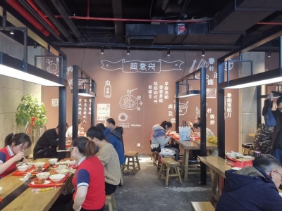 这就是山东丨走进百年平民餐馆：每天接十几万单！大家最爱的把子肉这样做出来的