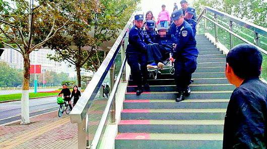 坐轮椅出门不易，或设计草率或被占用,济南无障碍设施问题不少