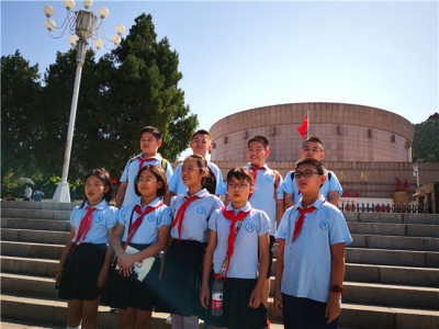 参观红色教育基地 小学生了解革命历史，忆苦思甜