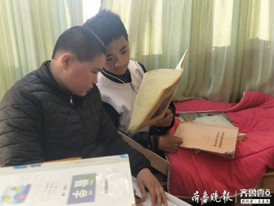 病床进课堂！16岁“瓷娃娃”是坚强男孩，全班给他当“陪护”