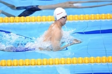 闫子贝获男子100米蛙泳冠军