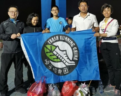 边跑步边捡拾路面垃圾，央视点赞济南“顺手捡跑团”