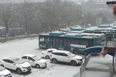 应对雨雪结冰天气 济南29条公交线路临时停运
