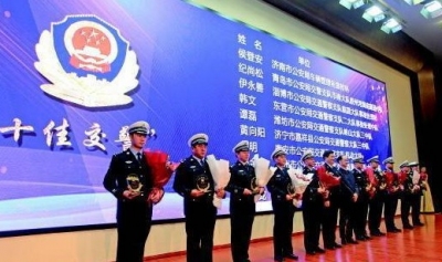 山东“十佳交警”出炉！“十佳驾驶人、十佳交通志愿者”同步揭晓
