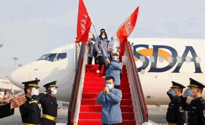 山东省援助湖北第四批返鲁人员凯旋 刘家义到机场迎接