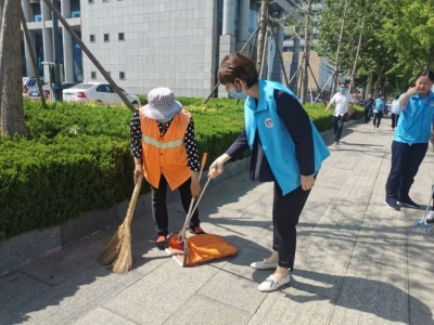 新华保险山东分公司志愿者组织环保系列活动