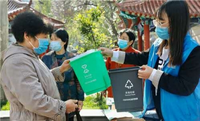 济南234个小区、村庄达到四分类创建标准，桶边督导员引领垃圾分类新时尚
