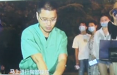 最有爱心的地摊！山东援鄂医生自费摆摊普及心肺复苏