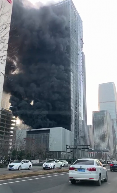 济南市奥体西路和坤顺路交口发生火灾
