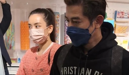 郭富城方媛手牵手看展览购名画两小时花近百万
