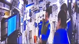 在轨飞行“满月”，3名航天员在太空看新闻联播