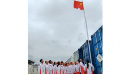 中国帆船帆板队用桅杆作旗杆举行升旗仪式：中国人到哪都有爱国心