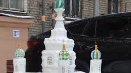 逼真！俄老人等比例制作缩小版雪雕教堂