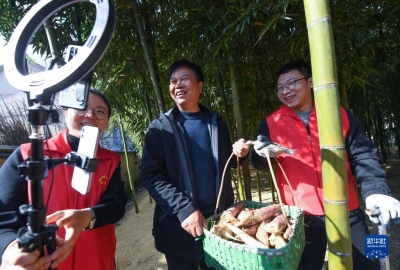 “牢牢把握服务民族复兴、促进人类进步这条主线”——“十个明确”彰显马克思主义中国化新飞跃述评之九 