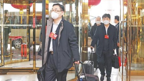 人大代表向山东省十四届人大一次会议报到