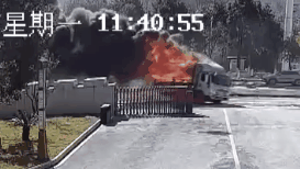 货车起火开进消防站求助 消防员扑救