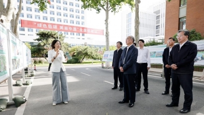 林武参观“全国低碳日”主题展览