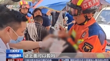 电动车加装风挡雨篷有隐患 险变“夺命伞”