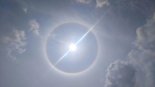 为什么一到夏天手上就长透明小水疱？需要治疗吗？
