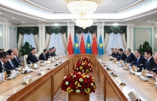 习近平同哈萨克斯坦总统托卡耶夫会谈
