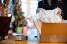 网购退货乱象倒逼商家出“奇招” 巨型吊牌能否整治“穿完就退”
