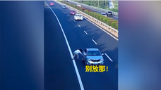 这段女司机高速路“自杀式”停车视频，让交警沉默司机流泪