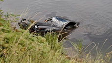 男孩潜水湖底发现旧车，里面躺着失踪27年的女司机