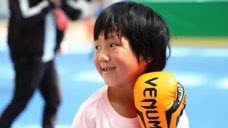 八岁拳击天才“小汤圆”受邀参加拳王邹市明的比赛，完胜对手！