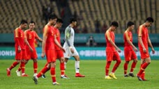 中国女足出线，男足又被拉出来群嘲：球在地上弹3次才去踢