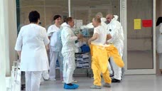 俄罗斯总统普京穿防护服看望新冠肺炎患者