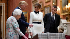 尴尬！特朗普访英与女王参观皇家收藏 遇自己送的礼物竟然没认出