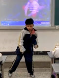 小男孩在教室热舞，表情管理十分到位！网友：有蔡徐坤的影子