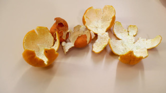 才知道橘子皮最棒的利用，解决生活中的小烦恼，放在家里超级实用