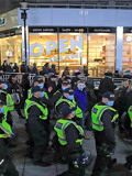 百万人游行，伦敦一片混乱：示威者和警察打成一团，首相束手无策