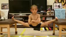 迷你版李小龙，3岁健身体脂率达5%，练武就是他的娱乐项目！