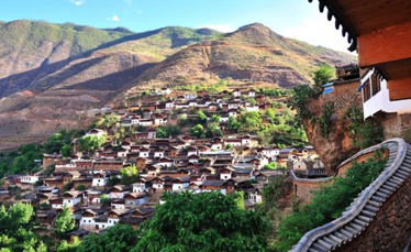 中国最“险峻”的村庄：三面都是悬崖峭壁，房子都建在石头上